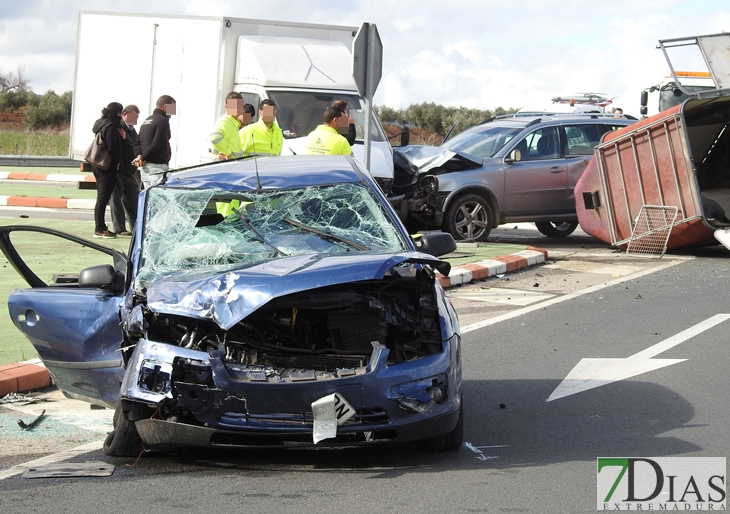 Dos mujeres atrapadas en un accidente en Tierra de Barros