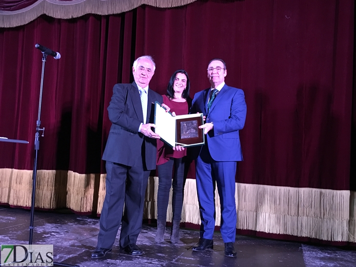 Caja Almendralejo recibe el premio ‘Giralda encina’