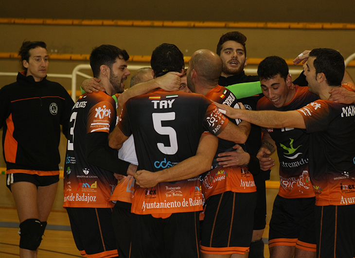 El Voleibol Pacense consigue la permanencia a pesar de la derrota