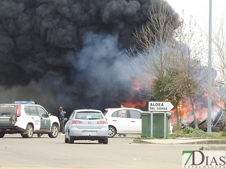 Incendio en el polígono industrial de Talavera la Real (Badajoz)