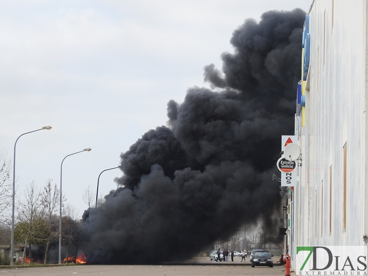 Incendio en el polígono industrial de Talavera la Real (Badajoz)