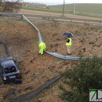 Ilesos, tras caer por un terraplén en la autovía