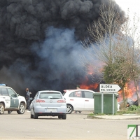 Incendio en el polígono industrial de Talavera la Real (Badajoz)