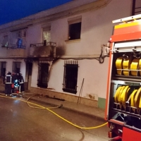 Los bomberos salvan la vida a varios vecinos de Almendralejo