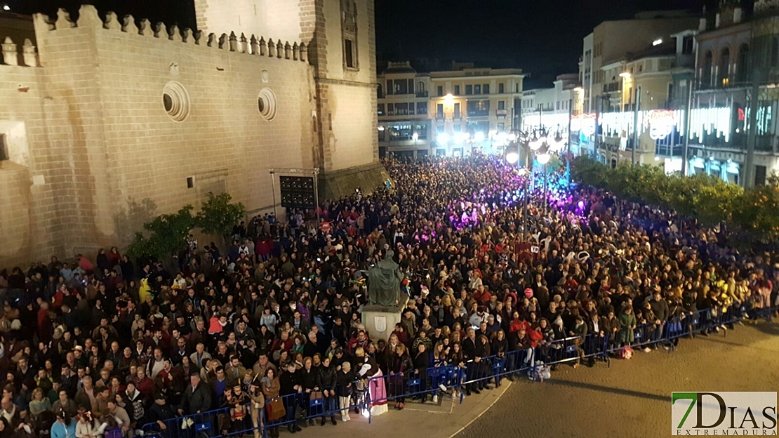 Revienta la plaza de España con el pregón del Carnaval