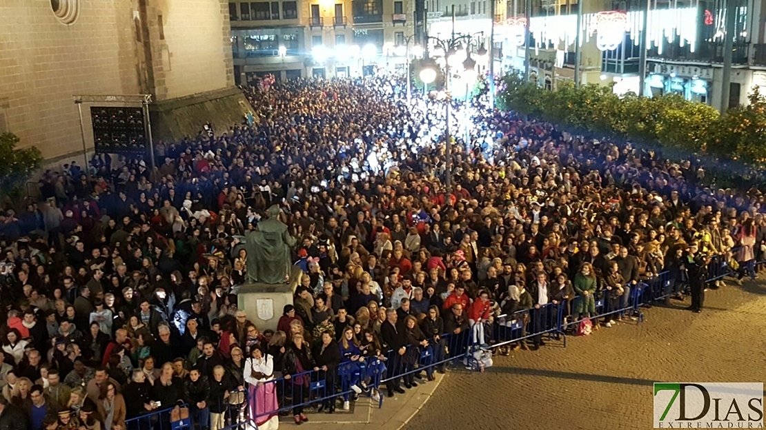 Revienta la plaza de España con el pregón del Carnaval