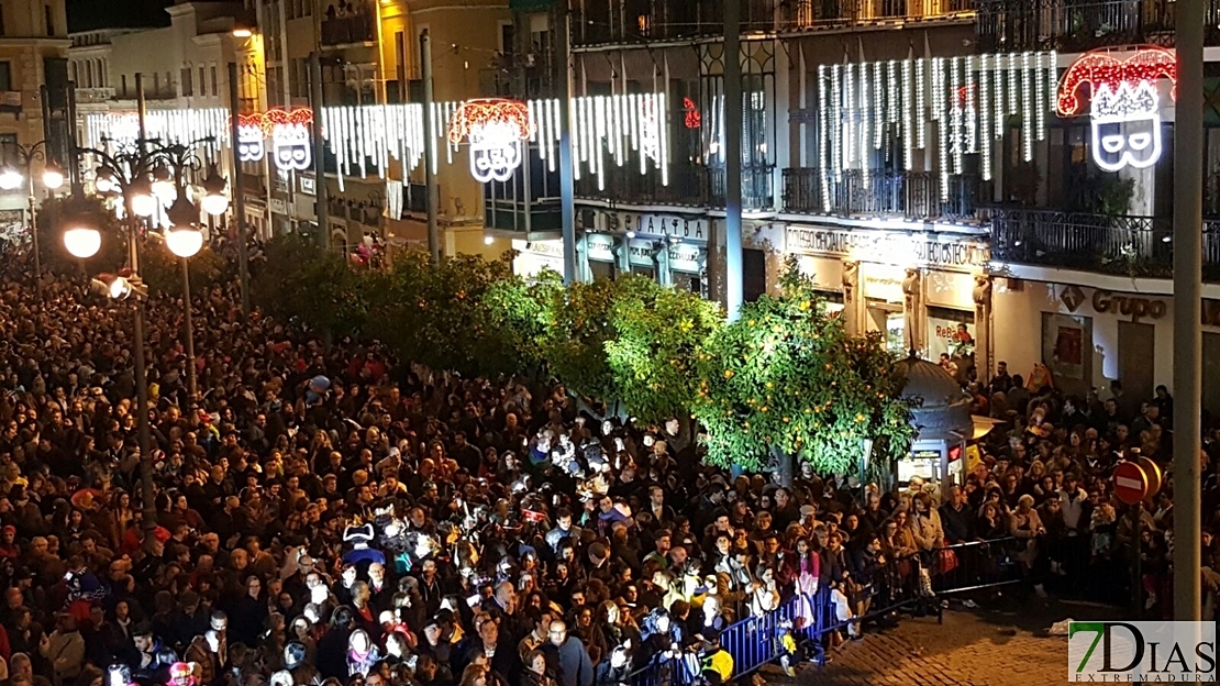 Revienta la plaza de España con el pregón del Carnaval