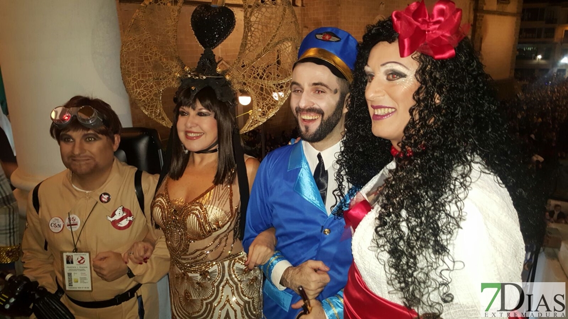 Revienta la plaza de España con el pregón del Carnaval