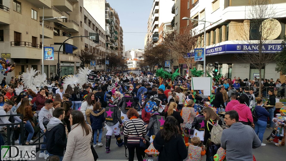 Calles llenas para recibir a las comparsas infantiles