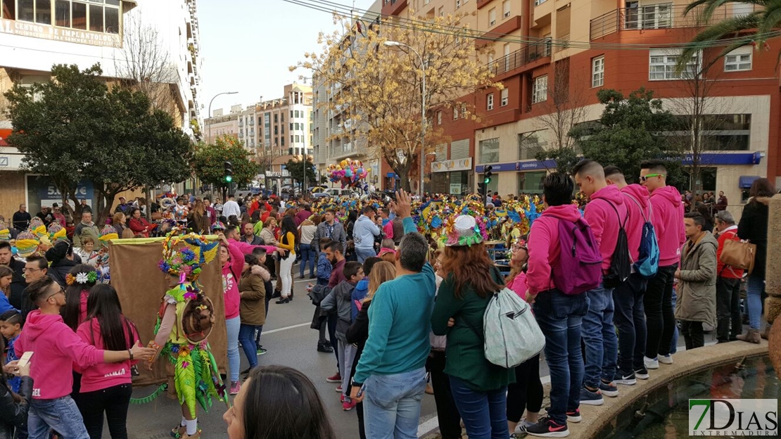 Calles llenas para recibir a las comparsas infantiles