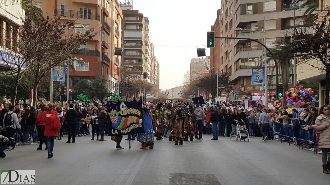 Calles llenas para recibir a las comparsas infantiles