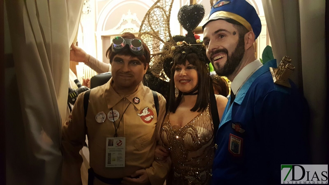 Revienta la plaza de España con el pregón del Carnaval