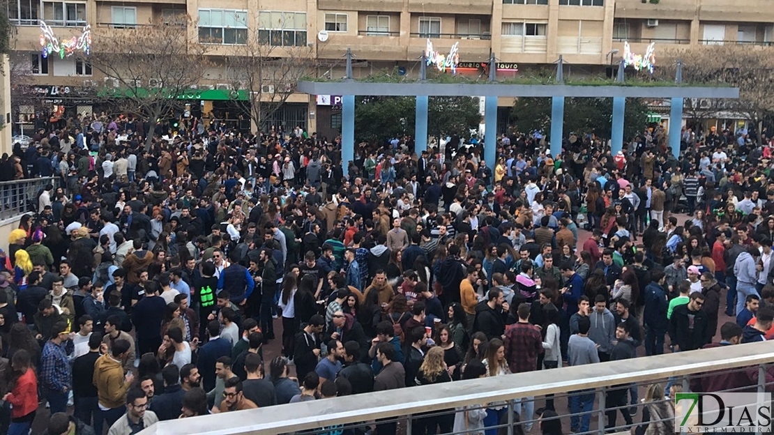 Pacenses y turistas vuelven a llenar Badajoz durante el Carnaval de día