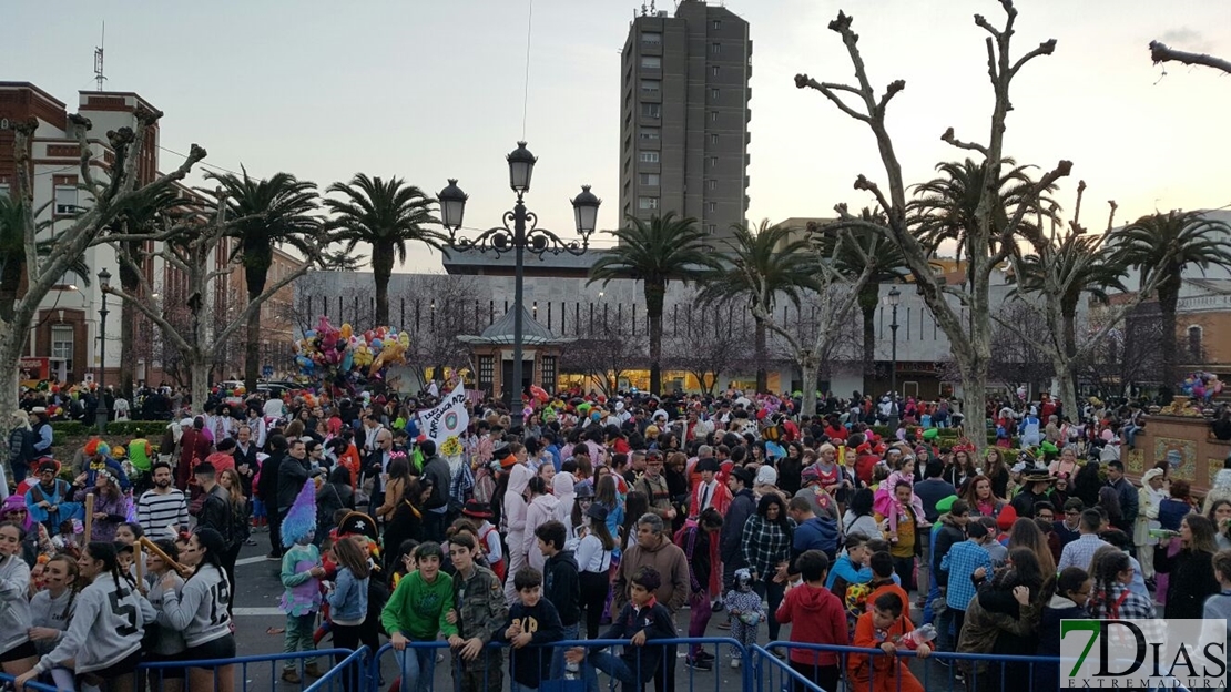 Pacenses y turistas vuelven a llenar Badajoz durante el Carnaval de día