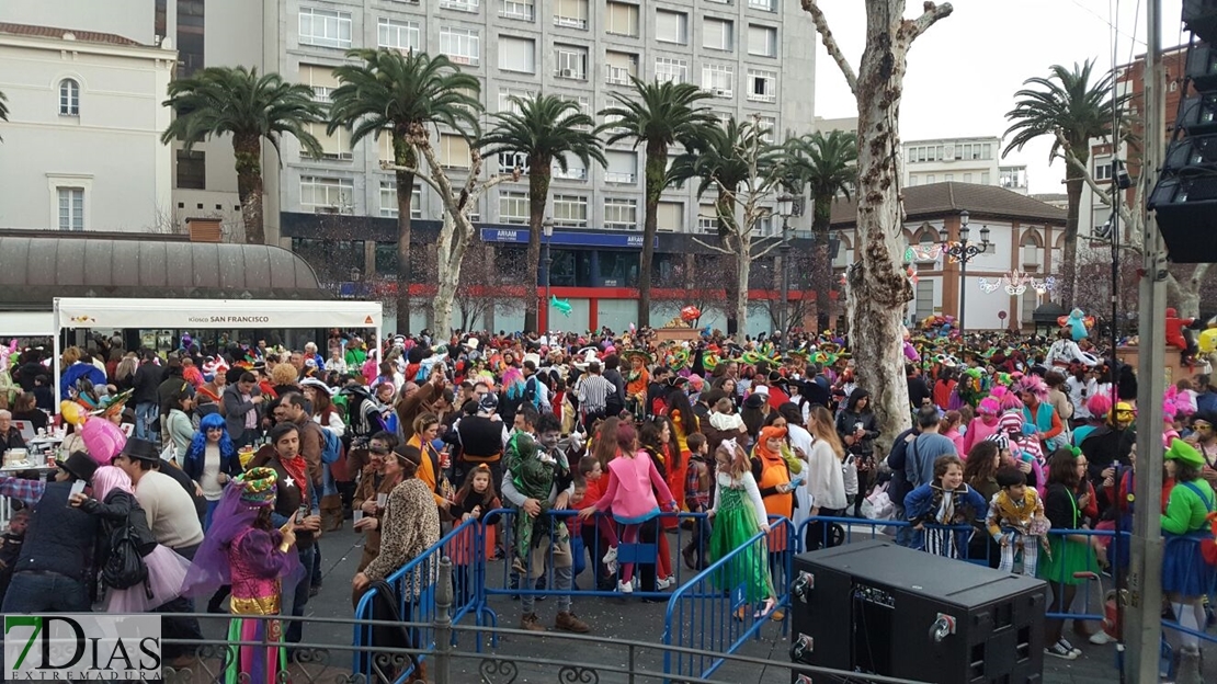 Pacenses y turistas vuelven a llenar Badajoz durante el Carnaval de día