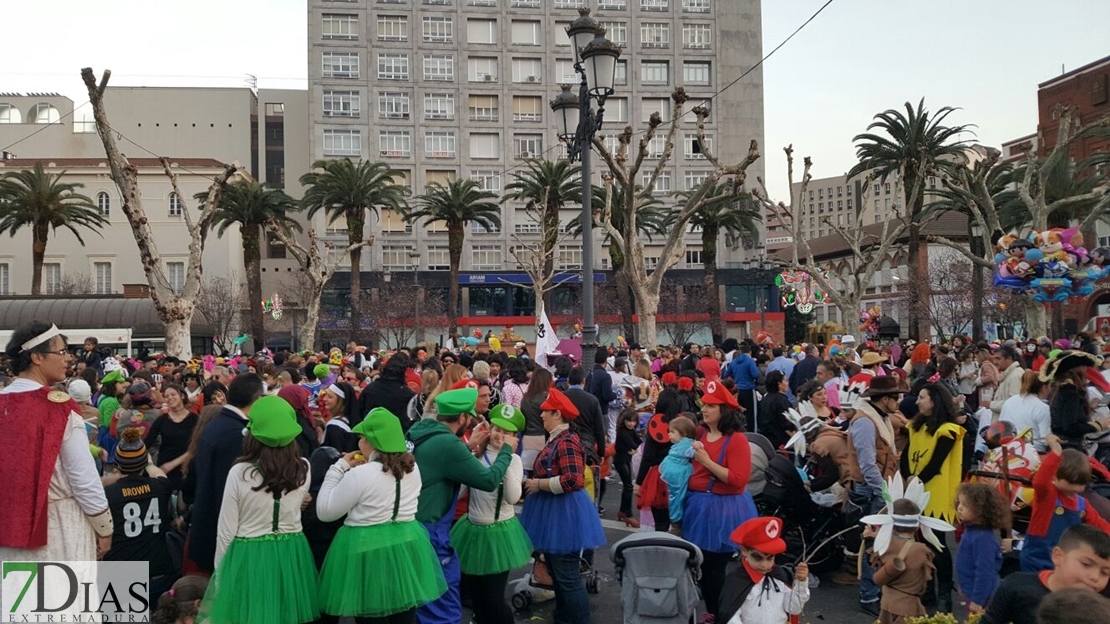 Pacenses y turistas vuelven a llenar Badajoz durante el Carnaval de día