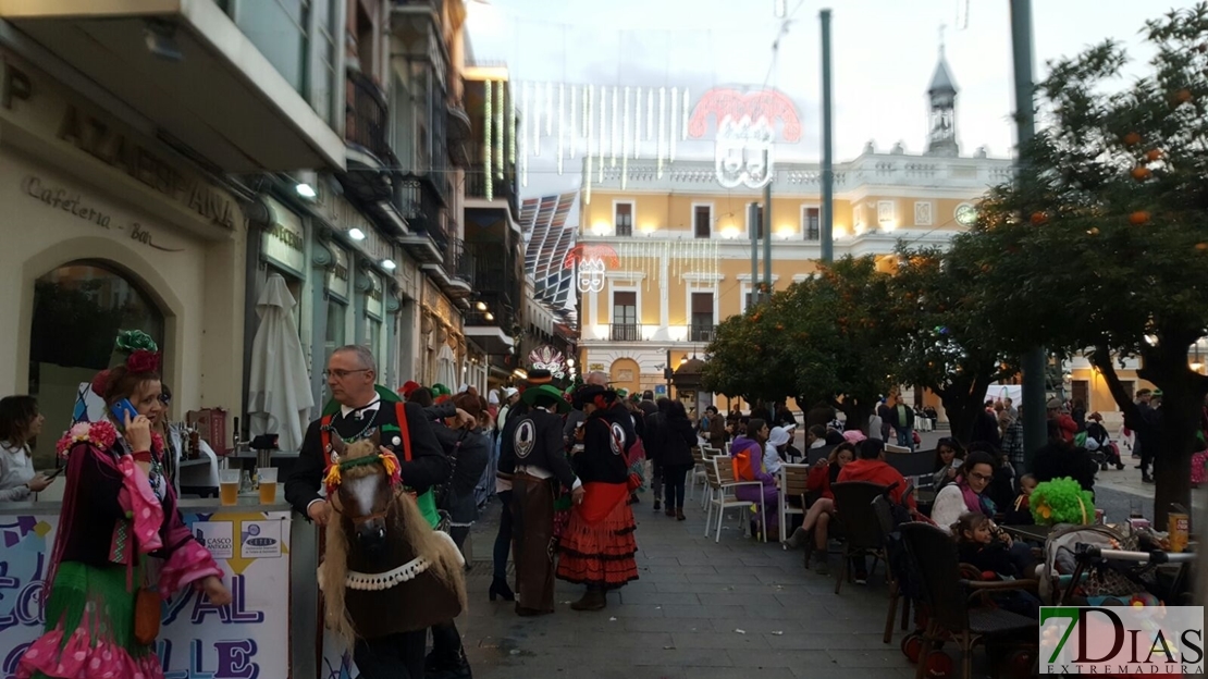 Pacenses y turistas vuelven a llenar Badajoz durante el Carnaval de día