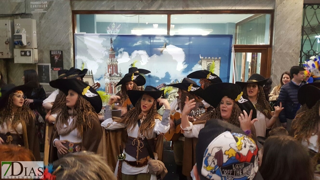 Pacenses y turistas vuelven a llenar Badajoz durante el Carnaval de día