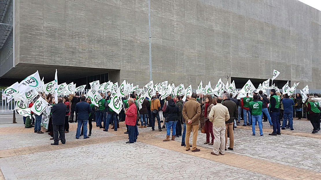 Más de 200 funcionarios exigen la resolución del concurso de traslados