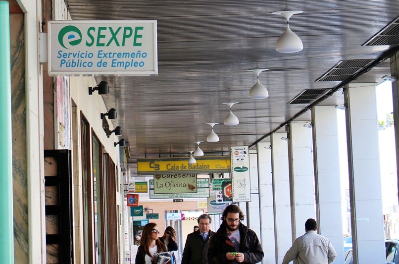 El paro baja en 1.982 personas en Extremadura
