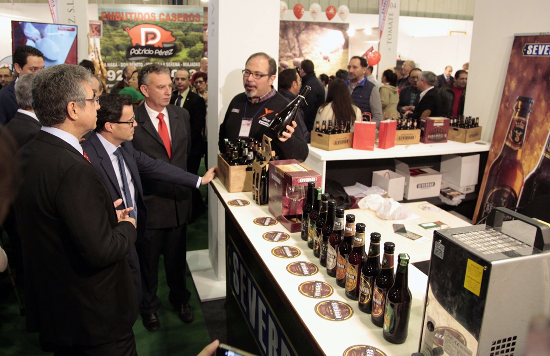 Gallardo pide al sector agroindustrial que reivindique el tren para Extremadura