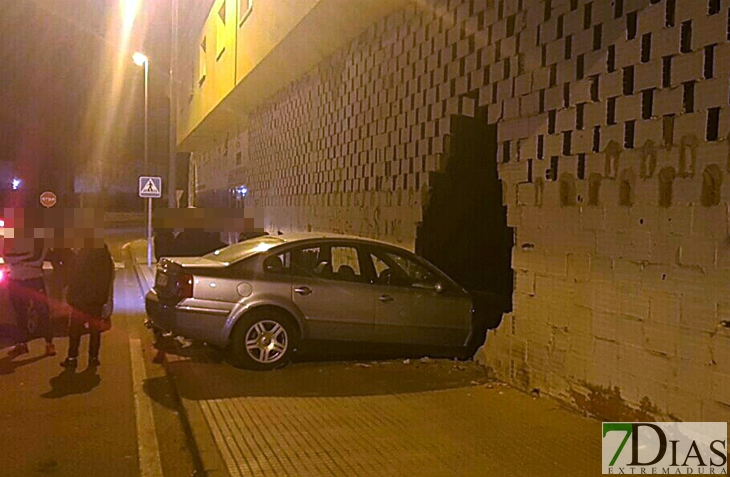Un vehículo se estampa contra un edificio en Badajoz