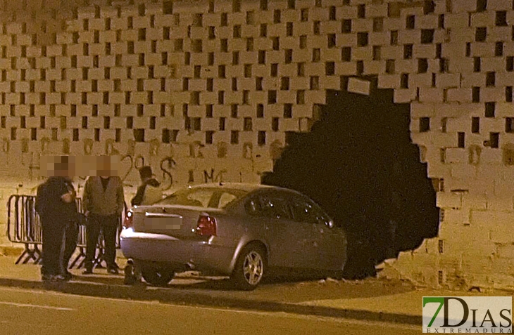 Un vehículo se estampa contra un edificio en Badajoz