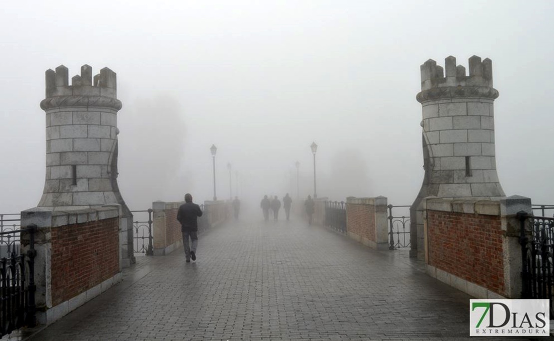 Badajoz amanece bajo la niebla