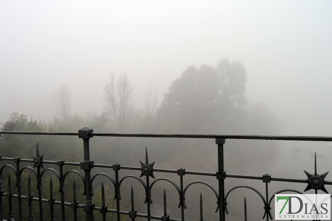 Badajoz amanece bajo la niebla