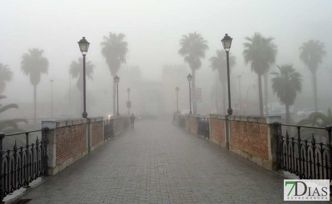 Badajoz amanece bajo la niebla