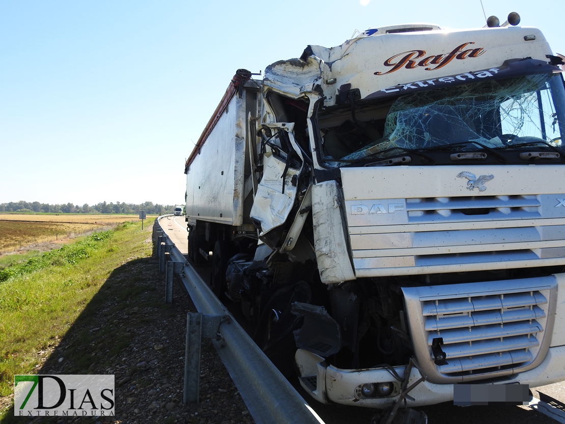 Accidente de tráfico entre dos trailers en la A-5