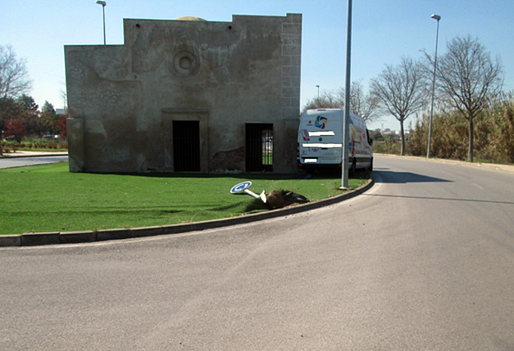 Una furgoneta choca contra la ermita de San Roque