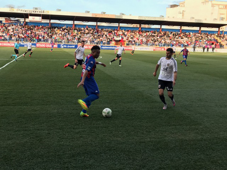 Extremadura y Mérida firman las tablas en una fiesta del fútbol extremeño