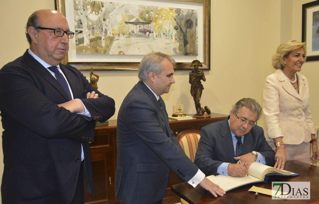 Badajoz recibe al ministro Zoido