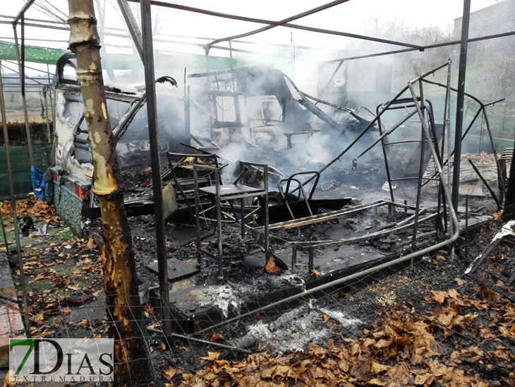 Incendio grave en el camping Garganta de Cuartos (Cáceres)