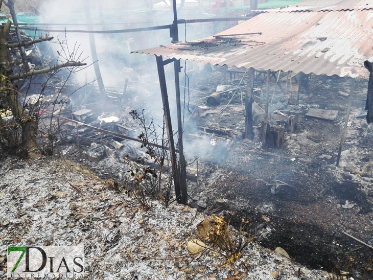 Incendio grave en el camping Garganta de Cuartos (Cáceres)