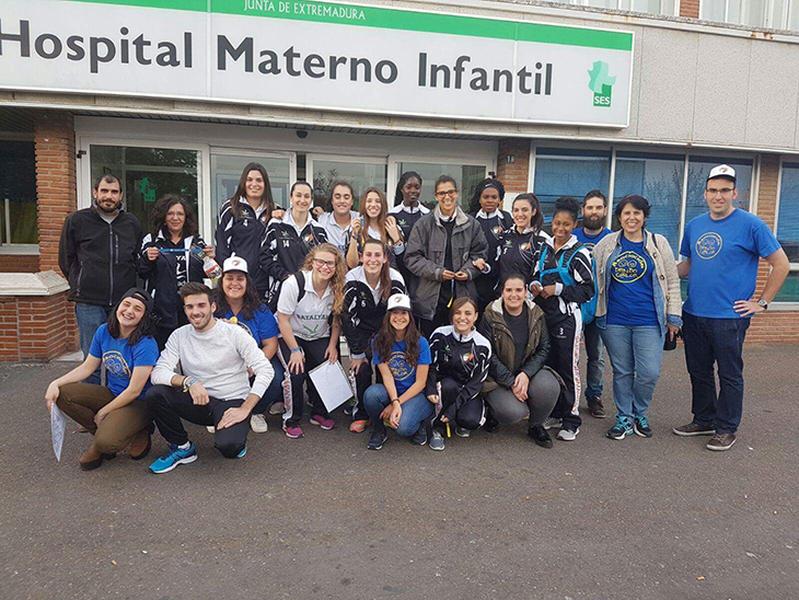 El Batalyaws visita a los niños del Materno Infantil