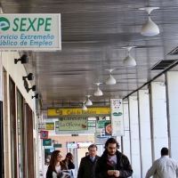 El paro baja en 1.982 personas en Extremadura
