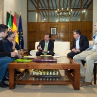 Vara recibe a miembros de la formación política Extremadura Unida