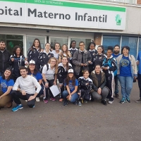 El Batalyaws visita a los niños del Materno Infantil