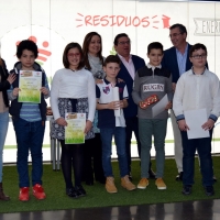 Muñecos invisibles y una regadera ecológica, premios del concurso de reciclaje