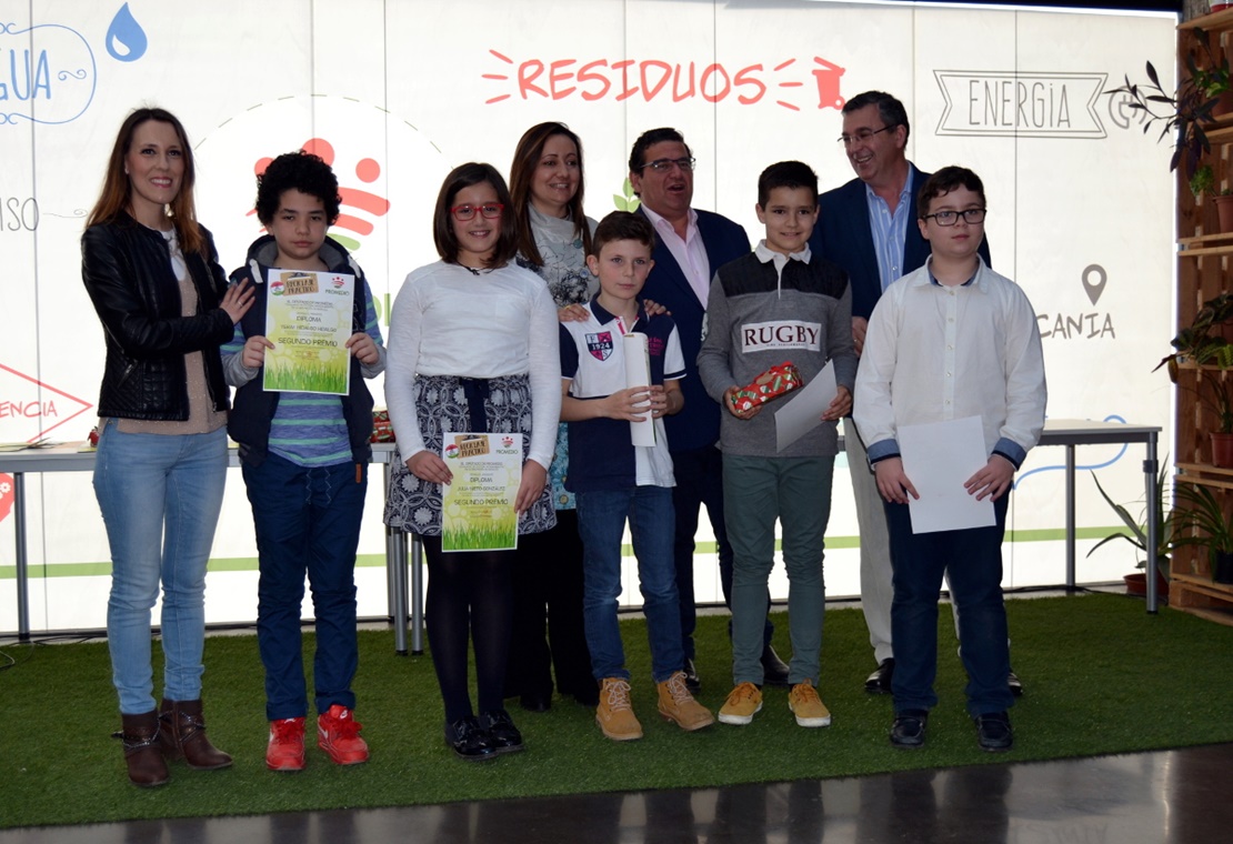 Muñecos invisibles y una regadera ecológica, premios del concurso de reciclaje