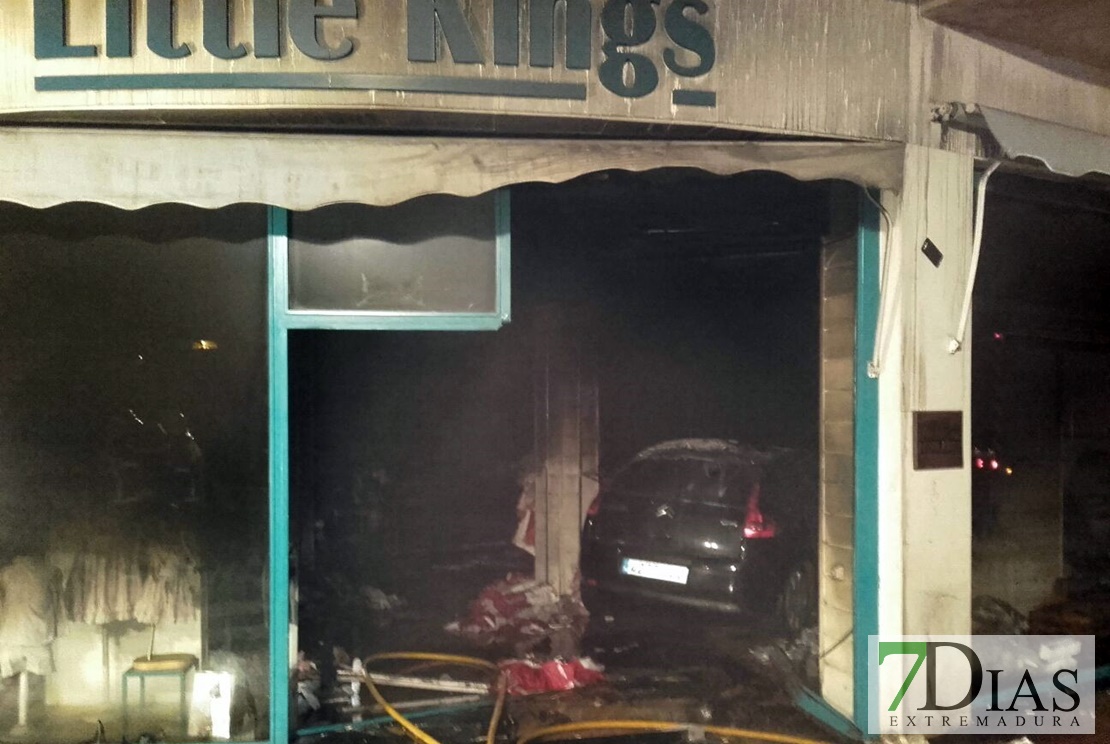 Un coche se empotra contra una tienda y sale ardiendo