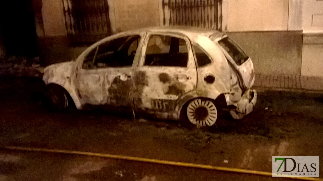 Arden cuatro vehículos de madrugada en Guareña