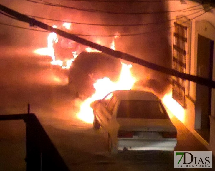 Arden cuatro vehículos de madrugada en Guareña