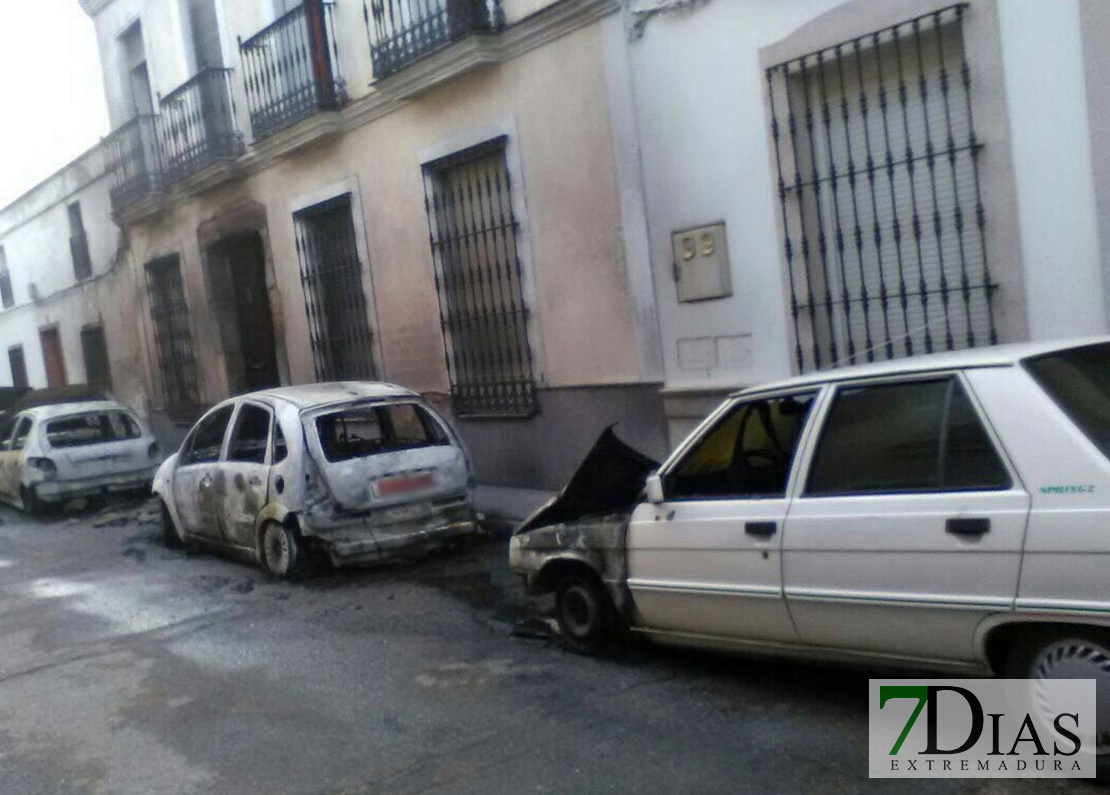 Arden cuatro vehículos de madrugada en Guareña