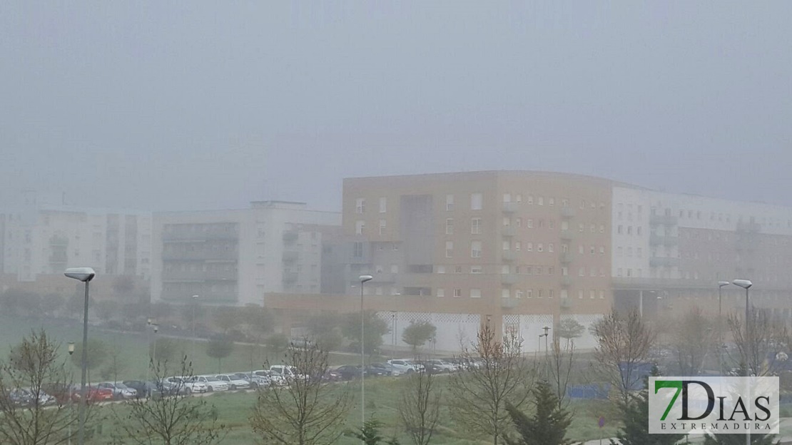 Badajoz amanece bajo la niebla