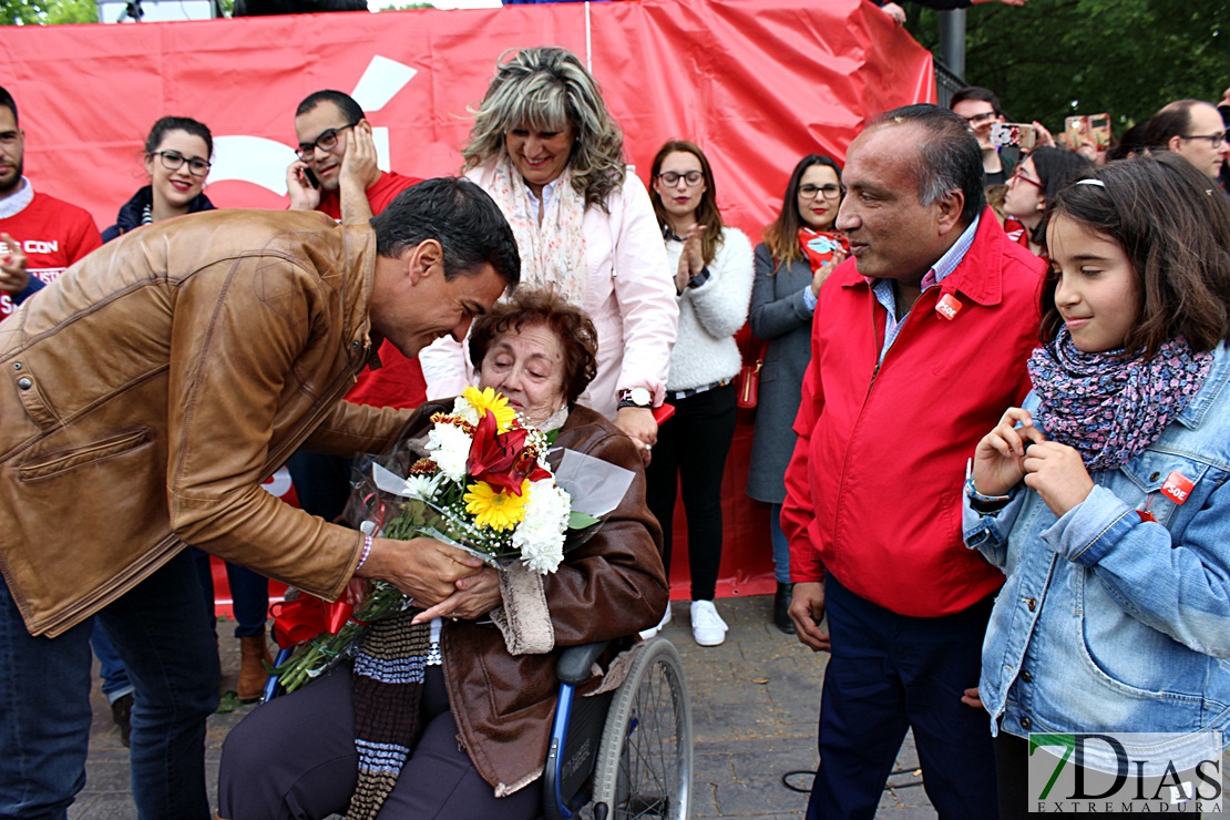 Más de 500 personas arropan a Pedro Sánchez bajo la lluvia