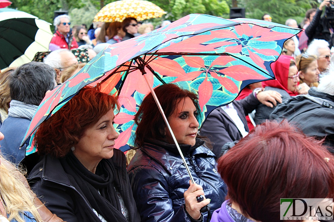 Más de 500 personas arropan a Pedro Sánchez bajo la lluvia