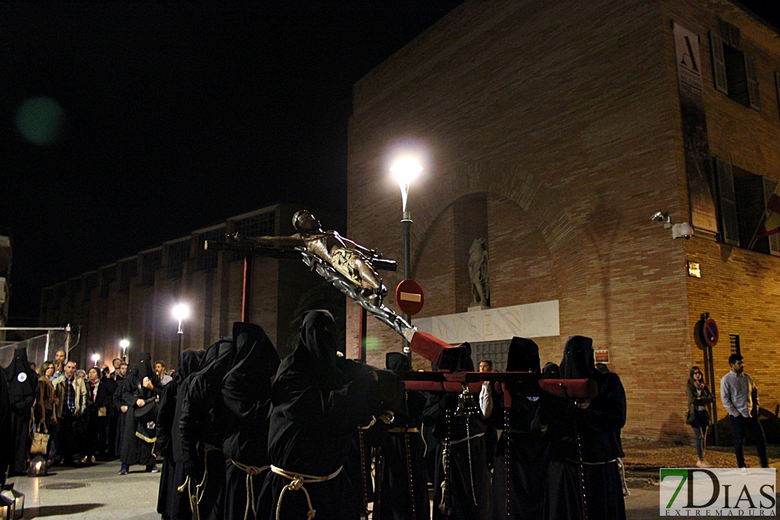 Más de un millar de personas disfrutan del Vía Crucis de Mérida